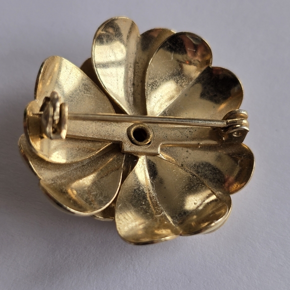 Vintage brooch flower cream colored enamel Gold tone floral pin - Picture 4 of 9